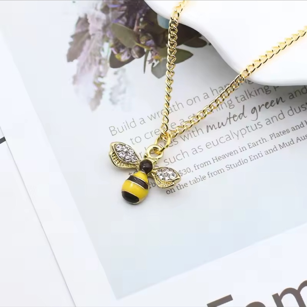 Gold Bee Pendant Necklace – Cute & Chic